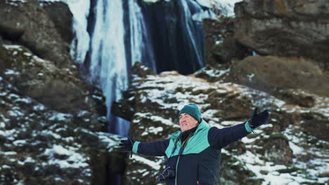 Malerische-Gljufrafoss,-Isländische-Wasserfalllandschaft-Mit-Touristen,-Die-Das-Leben-In-Zeitlupe-Genießen