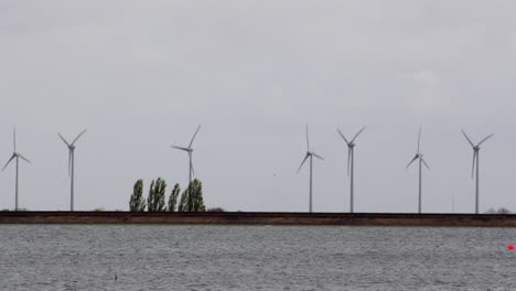 Plano-General-De-Turbinas-Eólicas-Que-Se-Mueven-Con-El-Viento-En-El-Embalse-De-Covenham-Covenham-En-San-Bartolomé,-Louth