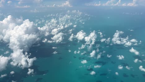 Luftaufnahme-Von-Wunderschönen-Wolken-über-Dem-Meer