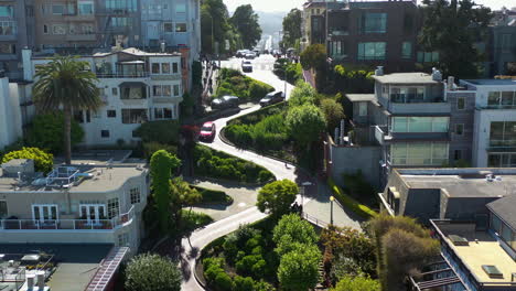 Drone-rising-over-cars-on-the-Lombard-street,-sunny-day-in-San-Francisco,-USA