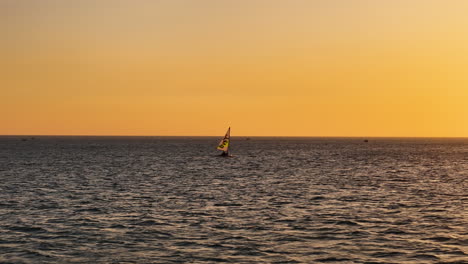 Kleines-Beiboot-Segelboot-Sonnenuntergang-Segeln-über-Dem-Offenen-Meer