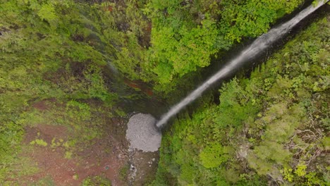 Drohnenflug-über-Einen-Wasserfall-Auf-Madeira,-Portugal