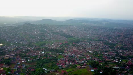 Panorama-Luftaufnahme-Einer-Ländlichen-Stadt-In-Kampala,-Uganda,-Ostafrika