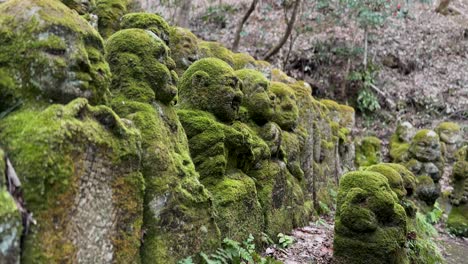 Estatuas-Budistas-Rakan-En-El-Templo-Otagi-Nenbutsuji-En-Kioto,-Japón