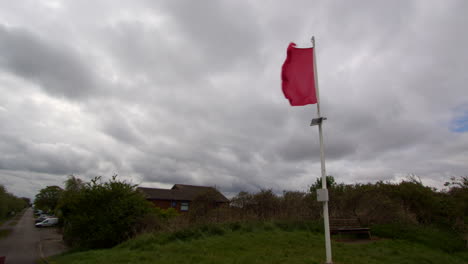 Bandera-Roja-De-Peligro-Ondeando-Con-Viento-Ventoso-A-La-Derecha-Del-Marco