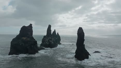 Reynisdrangar-Seastacks-En-Blackbeach-En-Islandia