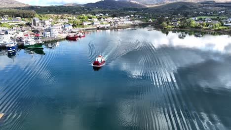 Un-Pequeño-Ferry-Con-Drones-Navega-Desde-El-Puerto-De-Castletownbere,-Irlanda,-Hasta-La-Isla-De-Beare,-Temprano-En-La-Mañana-En-Verano