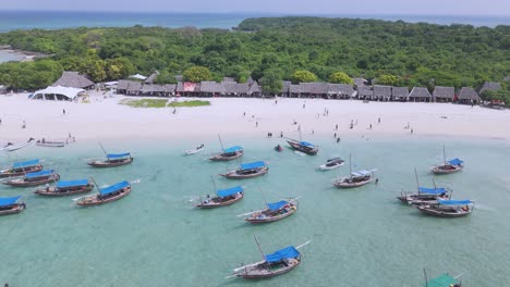 Barcos-En-La-Playa-De-Arena-Blanca-De-La-Isla-De-Kwale,-Destino-Turístico-De-Zanzíbar.