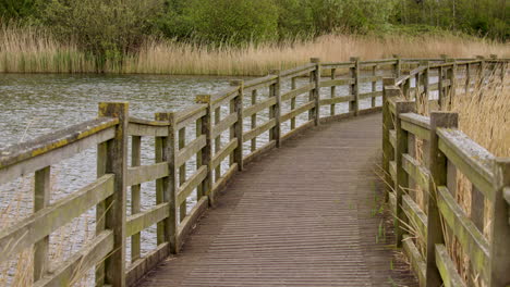 Plano-General-De-Un-Amplio-Paseo-De-Madera-Sobre-El-Agua-En-El-Parque-Rural-Waters&#39;-Edge