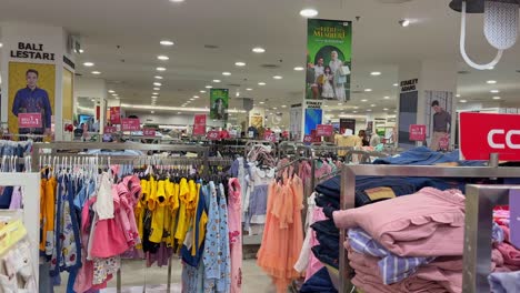 Kleiderständer-In-Einem-Einkaufszentrum