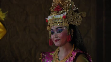 Una-Representación-Teatral-Que-Representa-Una-Escena-De-La-Epopeya-Del-Ramayana-En-La-Isla-De-Bali,-Indonesia.