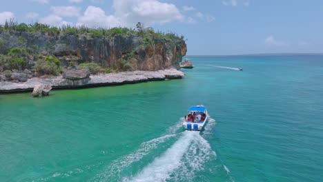 Aerial-tracking-shot-of-tourist-in-speedboat-exploring-coastline-of-pedernales,-Dominican-Republic