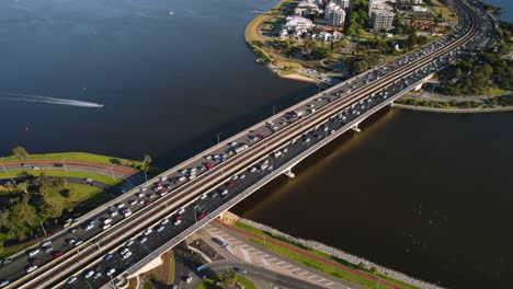 Tráfico-Por-Carretera-Intenso-En-El-Puente-Estrecho-Que-Cruza-El-Río-Swan-En-El-Sur-De-Perth,-Australia-Occidental