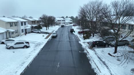 Schneegestöber-über-Amerikanischer-Nachbarschaft