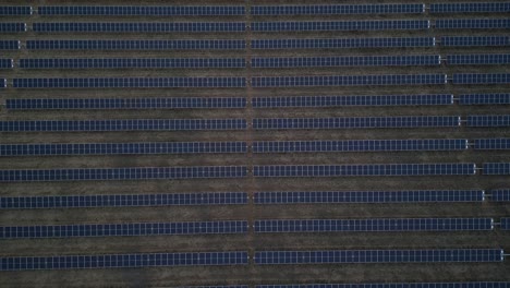 Luftaufnahme-Von-Oben-Nach-Unten-Eines-Großen-Solarkraftwerks-In-Westaustralien