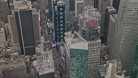NYC-New-York-Luftaufnahme-V230-Vogelperspektive-Drohnenüberflug-über-Das-Geschäftsviertel-Midtown-Manhattan,-Erfassung-Des-Ikonischen-Stadtbilds-Des-Times-Square-Mit-Auffälliger-Werbetafel---Aufgenommen-Mit-Inspire-3-8k---September-2023
