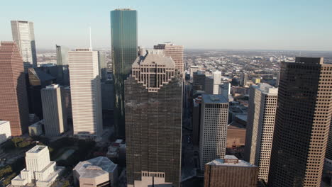 Luftaufnahme-Der-Türme-Und-Wolkenkratzer-In-Der-Innenstadt-Von-Houston,-Texas,-USA,-Finanzviertel,-Drohnenaufnahme