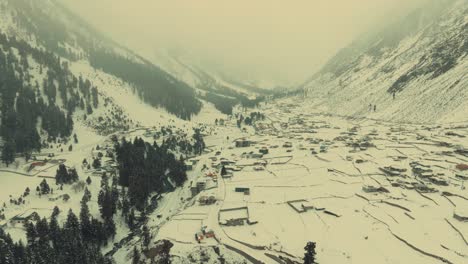 Famoso-Valle-De-Naltar-Cubierto-De-Nieve-Capturado-Por-Un-Dron-Durante-La-Mañana-En-Gilgit,-Pakistán