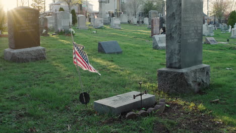 Amerikanische-Flagge-über-Dem-Soldatengrab-Auf-Dem-Friedhof-In-Der-Bronx,-New-York-City