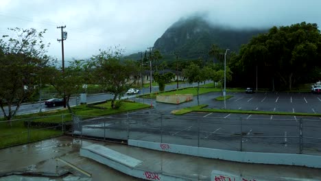 Drone-Volando-Bajo-La-Lluvia-En-Hawaii