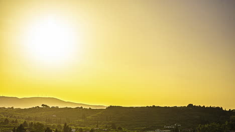 Sonne-Bewegt-Sonnenuntergang-Zeitraffer-Flugzeuge-Starten-In-Der-Nähe-Des-Flughafens-Klarer-Gelber-Himmel