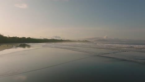 Toma-De-Drones-De-Una-Playa-Salvaje-En-Panamá-Durante-El-Amanecer.