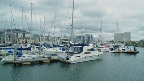 Hafen-Von-Plymouth,-England,-Mit-Booten,-Bewölktes-Wetter