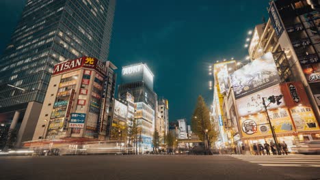 Calles-Bulliciosas-E-Intersección-Nocturna-En-La-Ciudad-De-Chiyoda,-Tokio,-Japón.