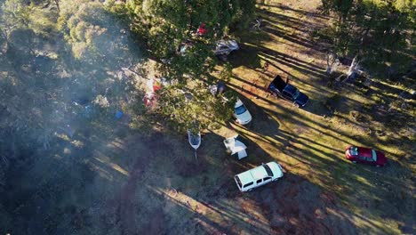 Der-Campingplatz-Arthur-Lake-In-Tasmanien-Bietet-Einen-Ruhigen-Rückzugsort-In-Der-Wildnis-Inmitten-Der-Atemberaubenden-Naturschönheit-Der-Region