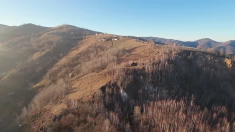 Luftaufnahme-Einer-Wunderschönen-Berglandschaft-Im-Spätherbst-Zur-Goldenen-Stunde