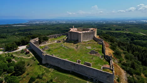 Vista-Aérea-Alrededor-Del-Castillo-Franco-De-Chlemoutsi,-Día-Soleado-En-Kastro,-Grecia