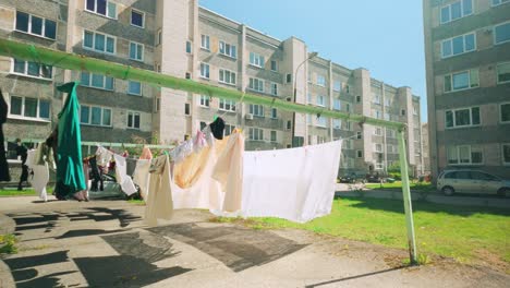 La-Ropa-Sopla-Con-El-Viento-Y-Se-Seca-A-La-Luz-Del-Sol-En-El-Patio-Soviético.