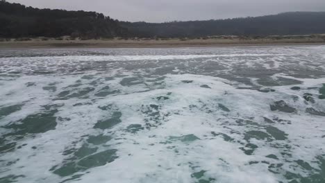 Surfeando-Las-Olas-Con-Drone,-Costa-Norte-De-Chile