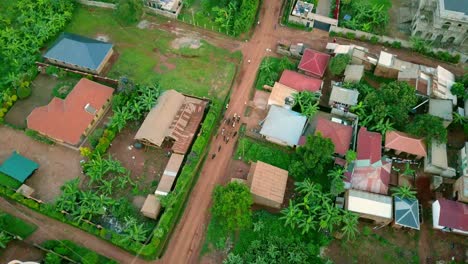 Vista-Aérea-Por-Drones-Del-Barrio-Residencial-En-El-Campo-De-Kampala,-Uganda