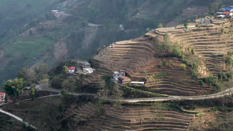 Una-Vista-Panorámica-De-Las-Colinas-En-Terrazas-En-Nepal-Con-Casas-Esparcidas-Por-Las-Colinas