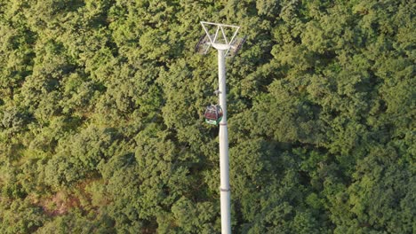 Toma-Aérea-De-Seguimiento-De-Una-Góndola-Descendiendo-Una-Montaña-Hasta-Salta,-Capital-De-Argentina.