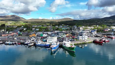 Drohne-West-Cork-Castletownbere-Fischereihafen-Mit-Geschäftigen-Marktstadt-Und-Berg-Im-Hintergrund-Einer-Der-Wichtigsten-Fischereihäfen-Irlands-An-Einem-Hellen-Maitag