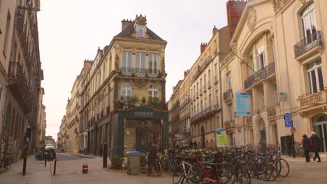 Schwenk-über-Die-Straßen-Von-Nantes-Bei-Tag