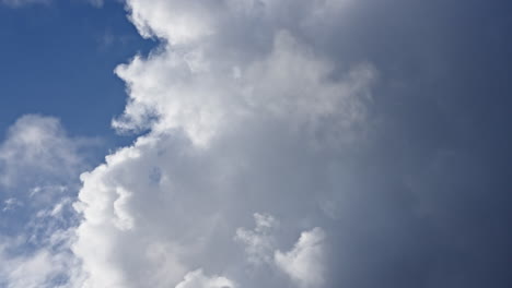Cumulus-Wolken,-Die-Sich-Dynamisch-Vor-Einem-Blauen-Himmel-Ausdehnen,-In-Einem-Fesselnden-Zeitraffer