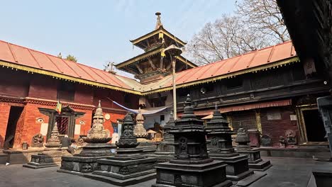 Göttliche-Details:-Der-Innenhof-Des-Hindutempels-Bijeshwari