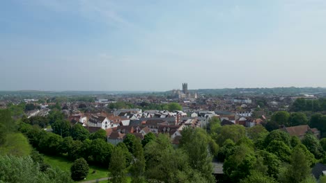 Fliegen-In-Richtung-Der-Kathedrale-Von-Canterbury-Mit-Strahlend-Blauem-Himmel-Und-Grünen-Bäumen