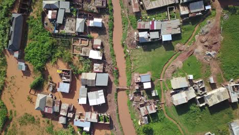 Afrikanisches-Dorf-Mit-Häusern-Und-Fluss