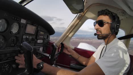 Piloto-Masculino-En-Cabina-De-Avión-Pequeño-En-Vuelo