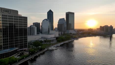 Salida-Aérea-Del-Amanecer-Desde-El-Horizonte-De-Jacksonville,-Florida