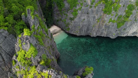 Private-Cove-With-Little-Sandy-Beach,-Ko-Phi-Phi-Le---Maya-Bay-Island-Cliffs--Krabi-Province-Thailand