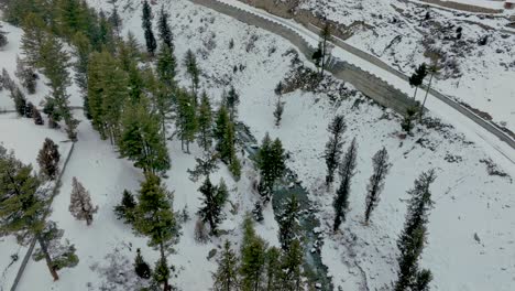 Wunderschöne-Schneebedeckte-Landschaft-Des-Naltar-Tals,-Aufgenommen-Per-Drohne