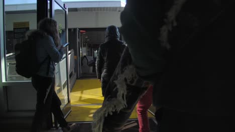 Passagiere-Gehen-Durch-Die-Automatische-Glastür,-Um-Auf-Die-Fähre-Zu-Gehen