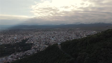 Empuje-Aéreo-A-Lo-Largo-De-La-Ladera-Boscosa,-Con-Vistas-A-Salta,-Capital-De-Argentina