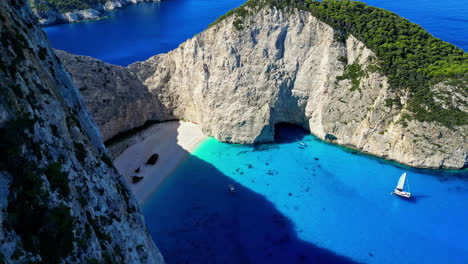 Isla-De-Zakynthos,-Grecia,-Vista-Aérea-De-La-Icónica-Playa-De-Navagio,-Aislada-Con-Acantilados-Escarpados,-Disparo-De-Drone