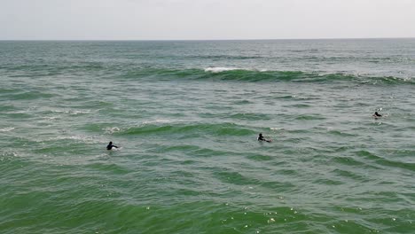 Surfistas-En-La-Ciudad-Balnearia-De-Del-Mar,-En-El-Condado-De-San-Diego,-California,-Estados-Unidos